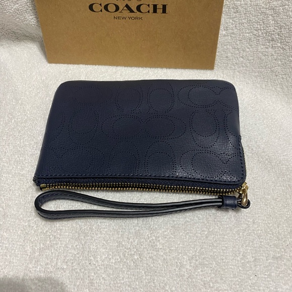 Coach wristlet letter signa corner zip
: Length: 6.25"
Height: 4.0"
Width: 0.5" - Picture 2 of 6